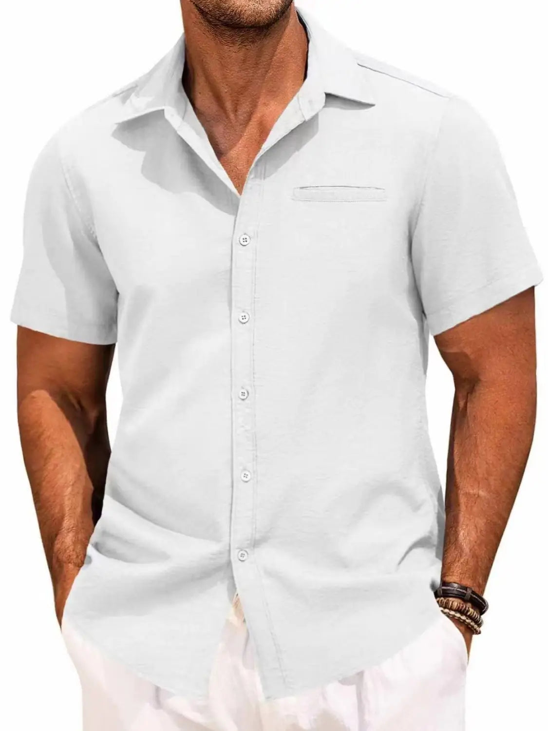 Una camisa tipo polo de manga corta para hombre, blanca y nítida, con botones, cuello clásico y bolsillo en el pecho, ideal para uso casual y semiformales.