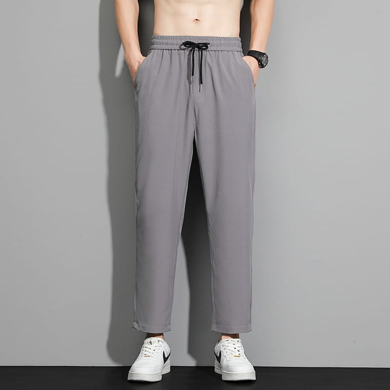 Graue, locker sitzende Herren-Freizeithose mit Kordelzug, mit zulaufendem Bein und verstellbarem Bund für bequemen täglichen Gebrauch.