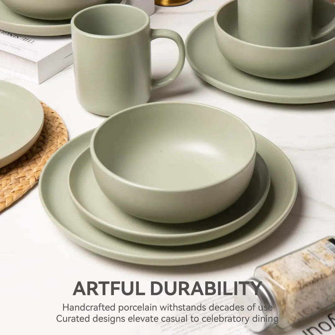 ensemble de vaisselle en grès cérame vert sauge, 12 pièces, comprenant des bols et des assiettes en porcelaine à finition mate minimaliste, aux contours modernes et lisses, conçu pour trois personnes