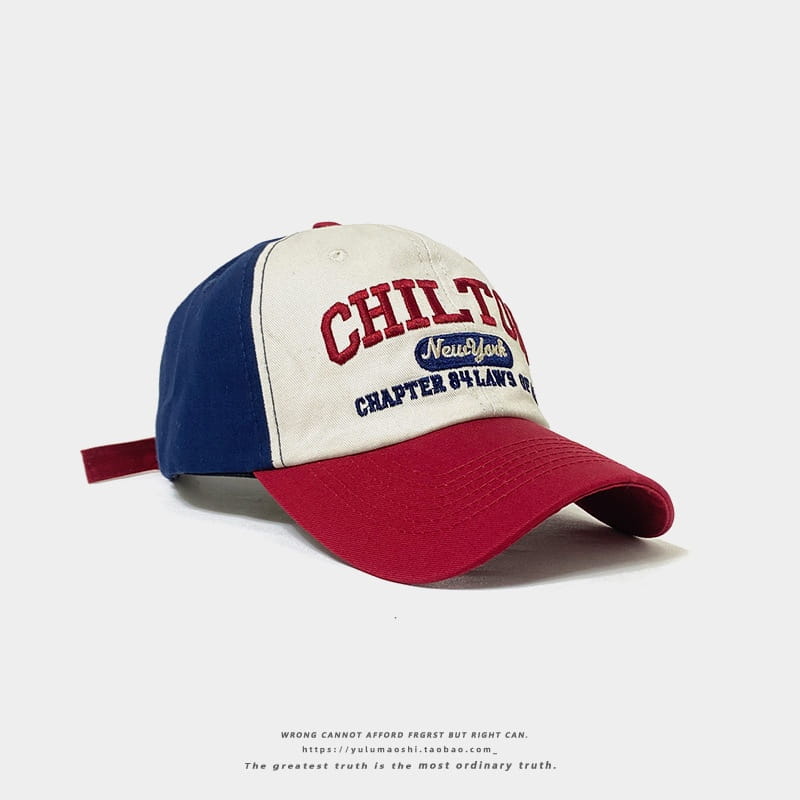 Casquette de baseball rétro à empiècements contrastés brodée rouge, blanche et bleue, avec « Chilton » en lettres rouges en caractères gras au-dessus d’un ovale bleu marine portant « New York » et du texte noir indiquant « Chapter 84 Laws ».