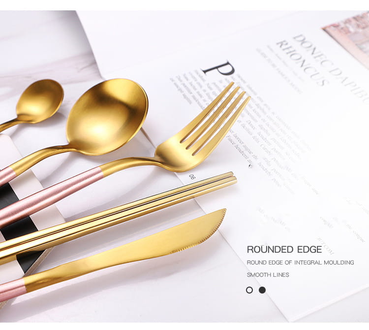 Besteckset aus Edelstahl mit grünen goldfarbenen Griffen mit gold- und roségoldfarbenen zweifarbigen, abgerundeten Kanten.