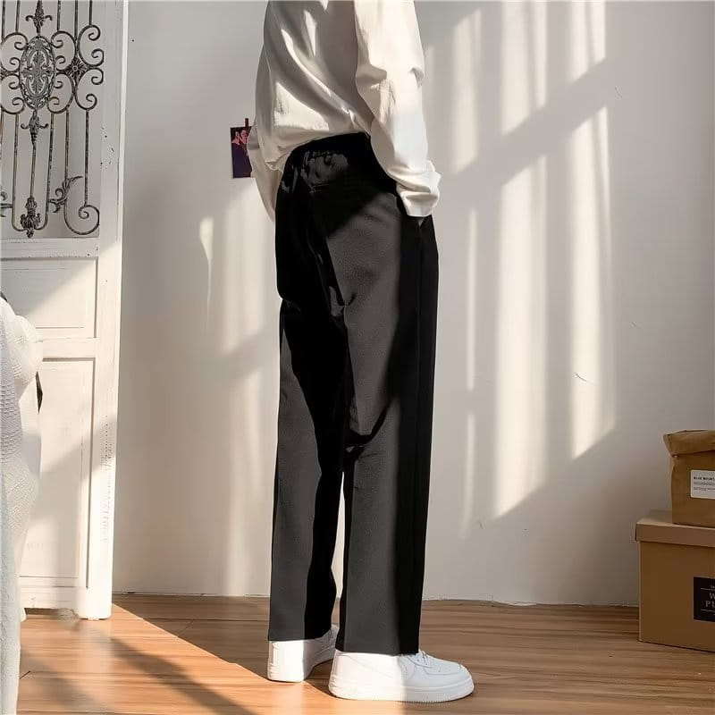 schwarze plissierte Straight-Leg-Drapierungsloser Hose mit weitem Bein-Schnitt, dezenter Detailausführung an den Seiten nähten und einem eleganten modernen Design.
