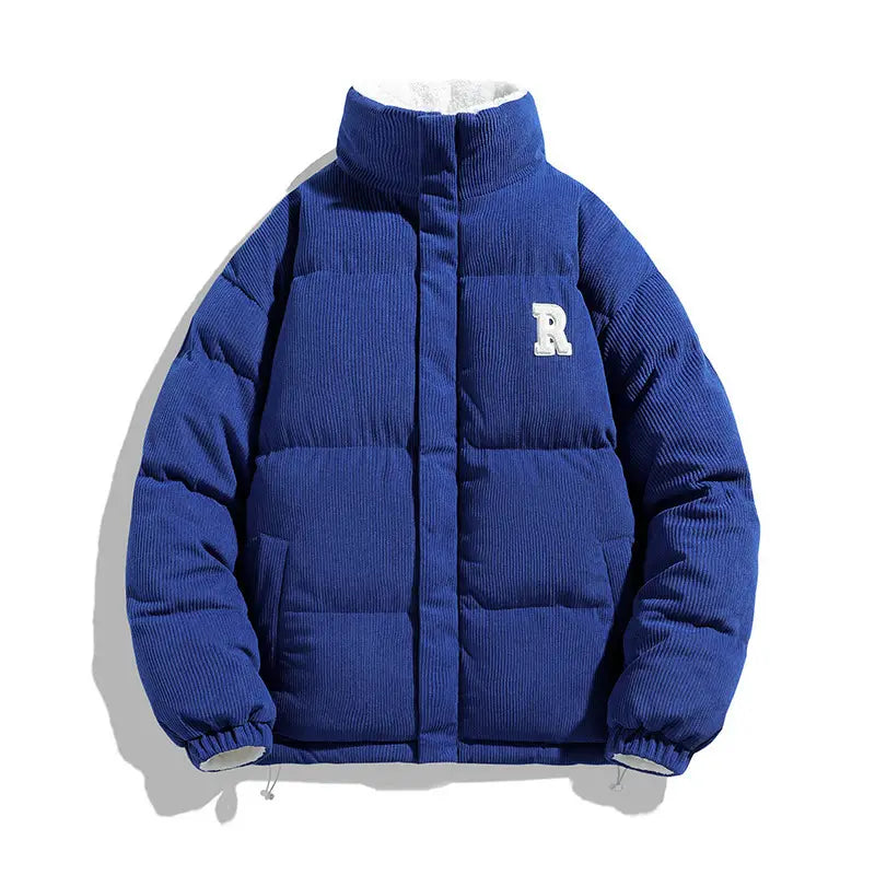 Eine königsblaue Cord-Pufferjacke mit weiß besticktem r auf der Brust und einem kuscheligen, weiß gefütterten warmen Innenbereich.