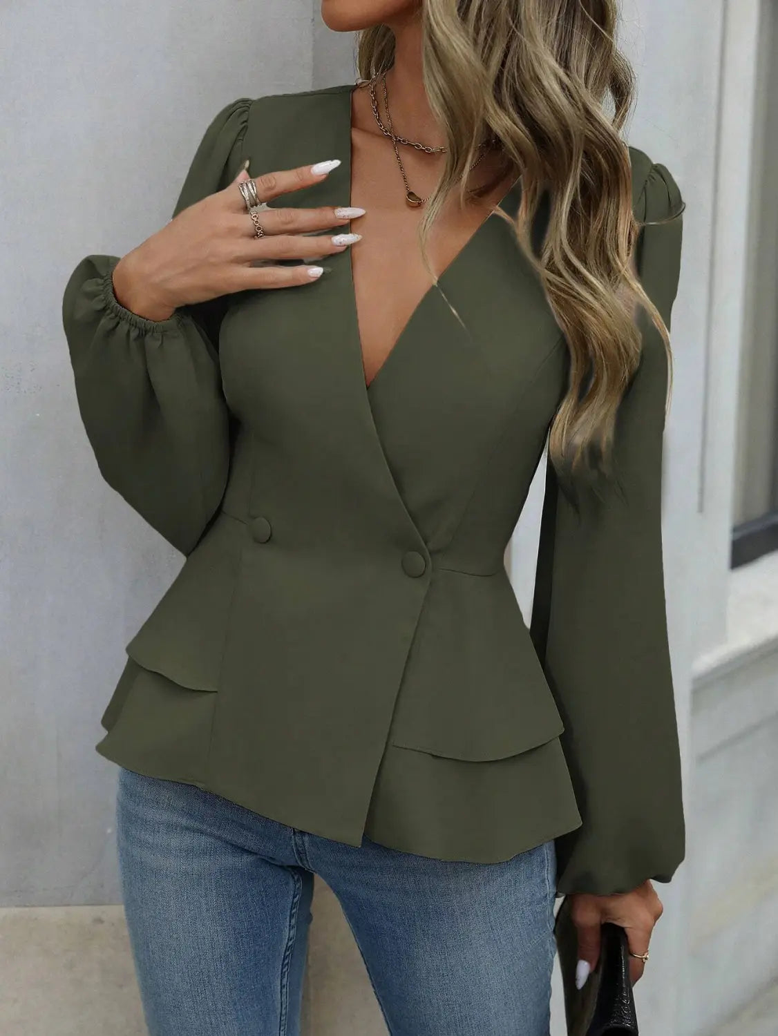 Chaqueta blazer peplum color verde oliva con cuello en V y mangas farol largas diseñada para vestir formal.