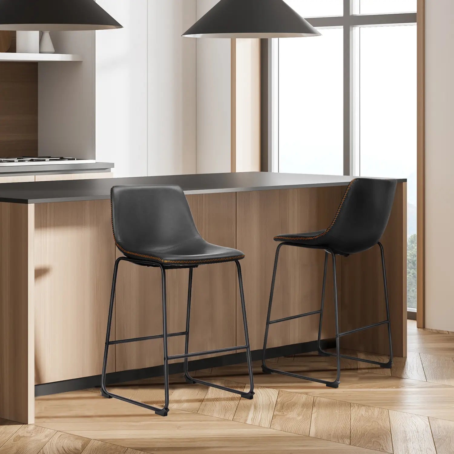 Ensemble de 2 tabourets de bar en cuir noir, avec cadres métalliques, et détails cousus, conçus comme des chaises de comptoir de style milieu du siècle.