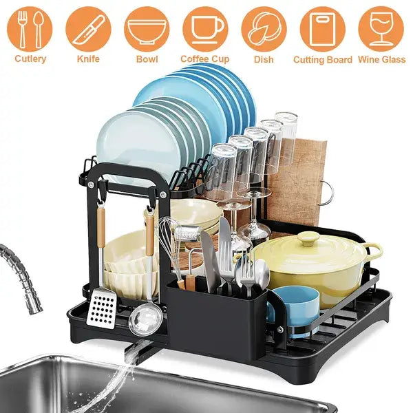 Estante secaplatos de metal negro de dos niveles con sistema automático de drenaje, que incorpora múltiples compartimentos para sostener diversos utensilios de cocina.