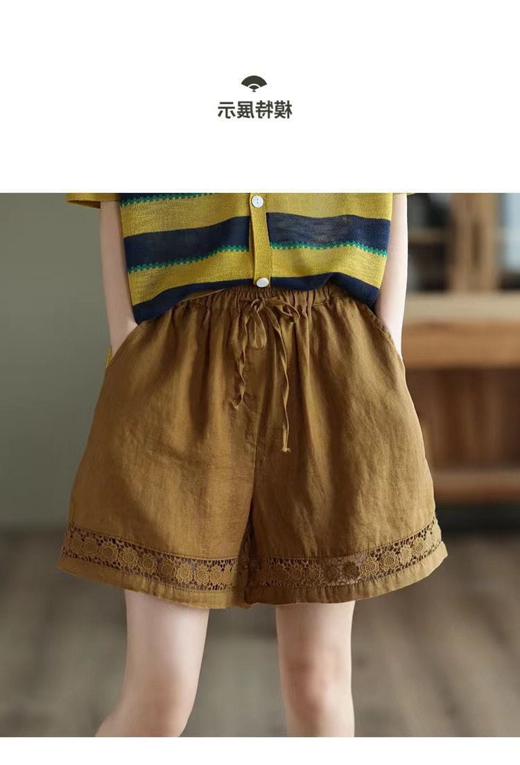 gerade geschnittene Baumwoll-Leinen-Hose mit Schnürung in erdtönigen Nuancen, mit zarter Spitzenverzierung am Saum bei Leinen-Shorts