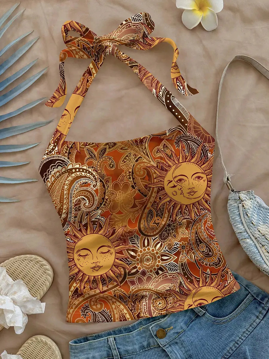 Ein leuchtendes eng anliegendes Paisley-Haltertop in Orange und Braun mit aufwendigen Mustern von Sonnen-Gesichtern und Paisley-Elementen.