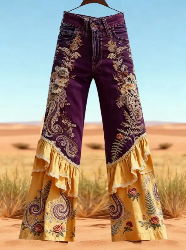 Bestickte ausgestellte Retro-Jeans mit hoher Taille aus Denim mit lila- und gelber Stickerei sowie einem Volant-Saum.