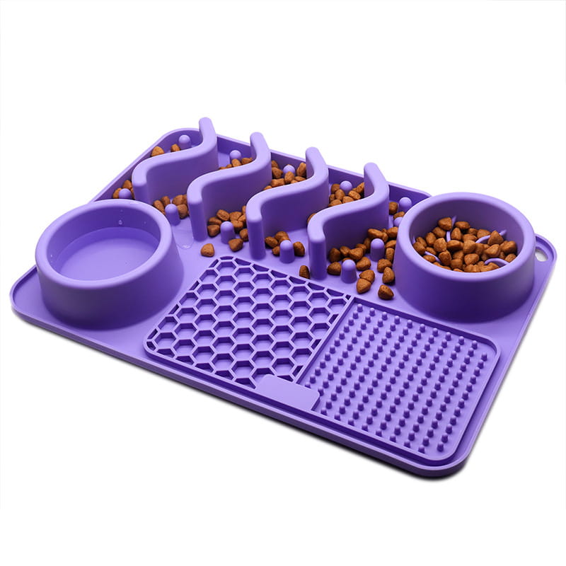 Alfombrilla de silicona morada para comedero lento de perros, con compartimentos tipo laberinto y superficies texturizadas para la alimentación de las mascotas.
