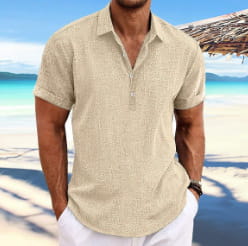 Herren-Cardigan mit kurzer Ärmellänge, strukturiert, mit Knopfleiste, in Beige, mit dezentem Strukturmuster und kurzen Ärmeln.