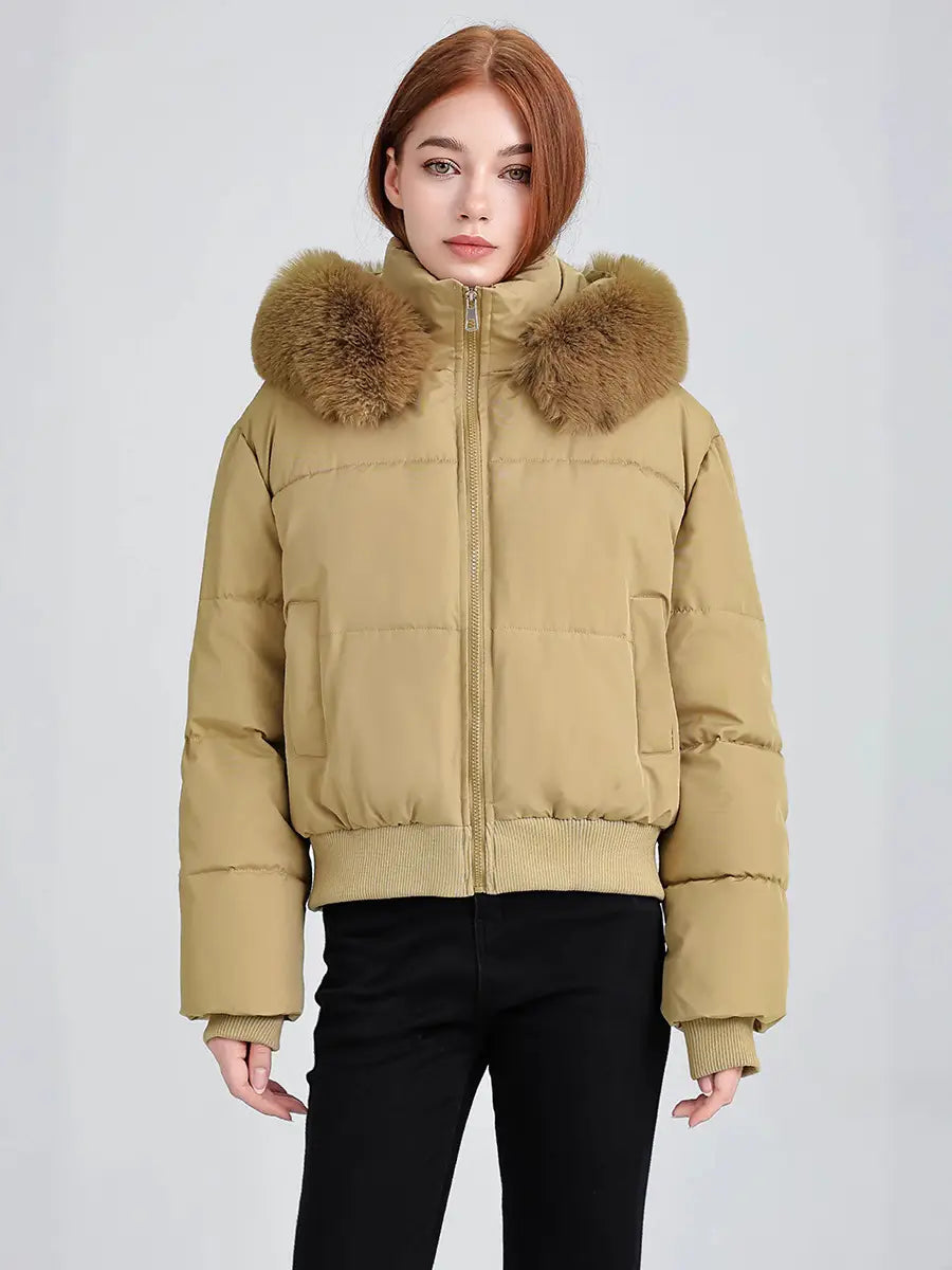Beige Damen-Fell-Kapuzensteppjacke mit voluminöser braun-beiger Fell-innenkapuze sowie gerippten Bündchen für Wärme und Stil.