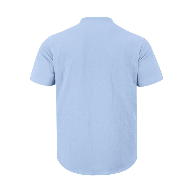 Herren-Leinenhemd im lässigen Stil mit kurzem Ärmel in Hellblau mit klassischem Kragen und sauberem, schlichterem Design.