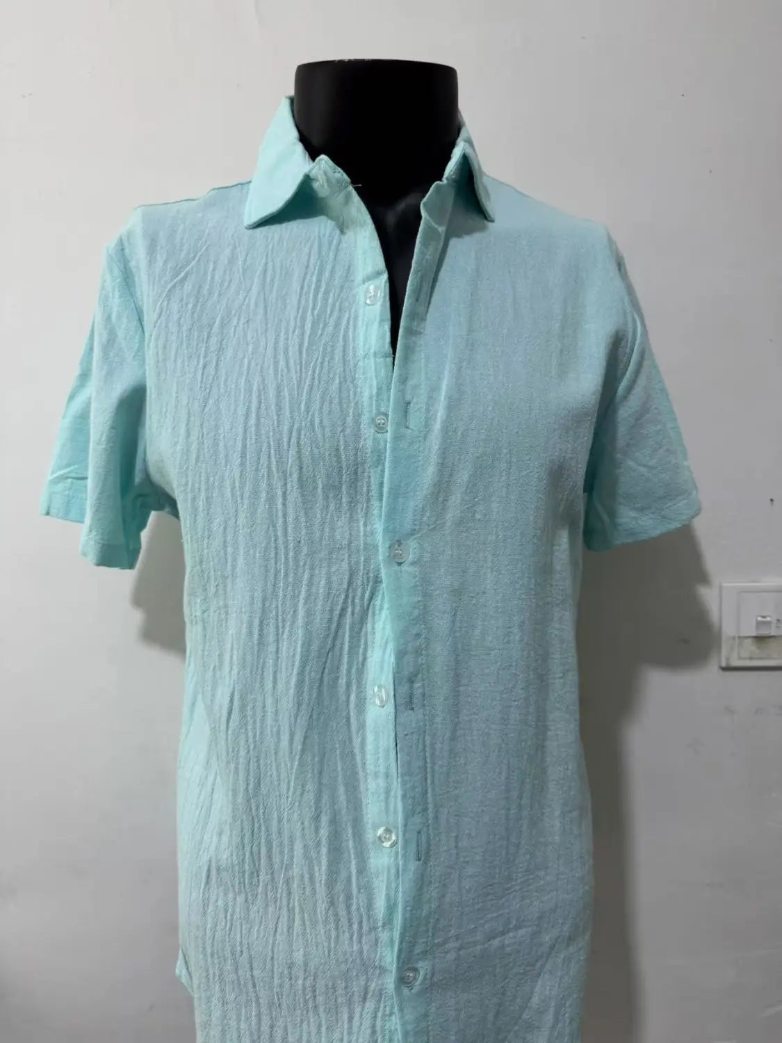 Chemise pour homme en lin à manches courtes bleu clair, avec un tissage à texture subtile offrant un confort respirant.