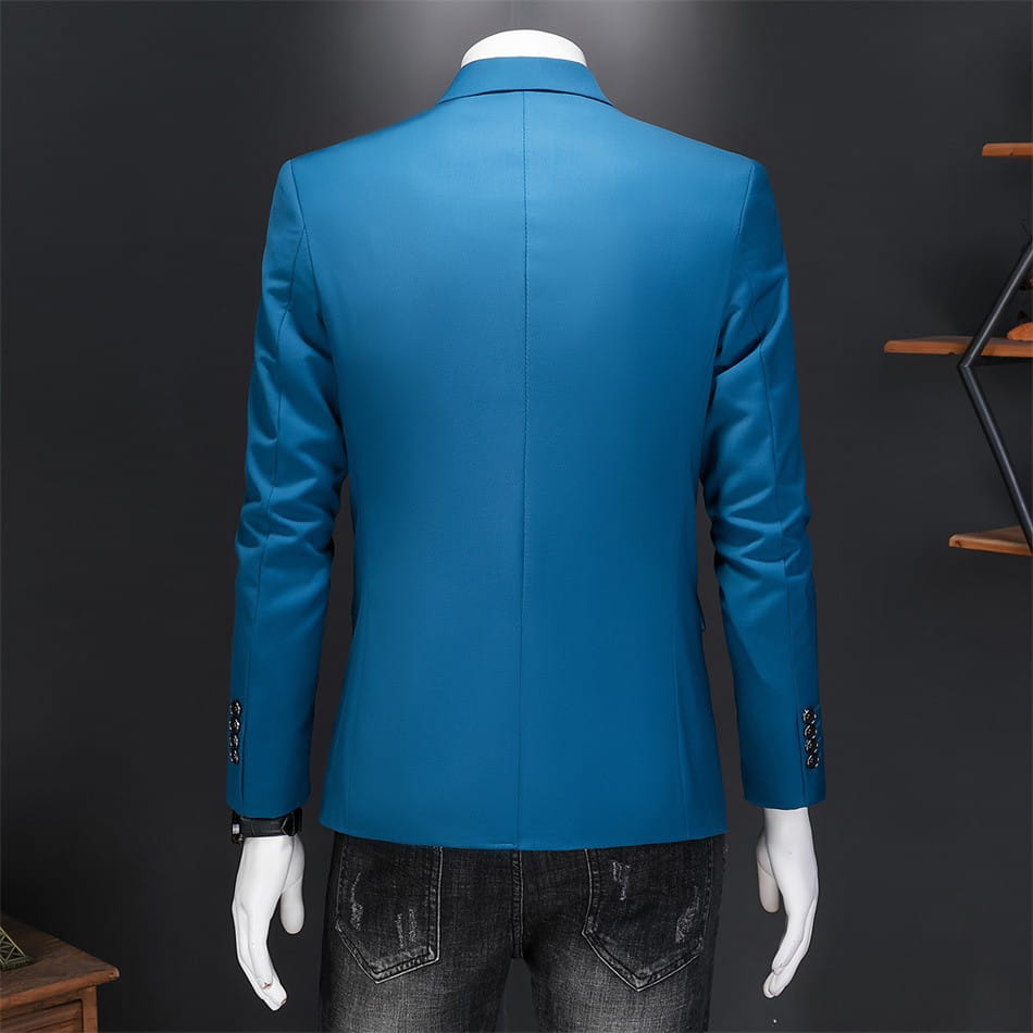 Chaqueta de vestir empresarial de pana azul vibrante con ajuste slim, con discretos broches decorativos negros en los puños.