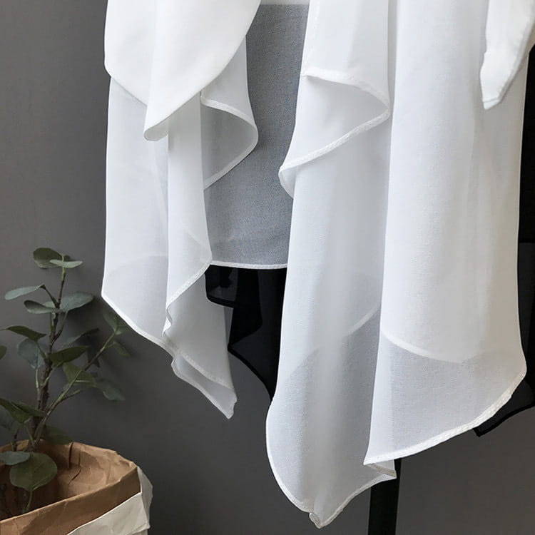 Chiffon-Lagenrock mit asymmetrischer Passform, mit fließendem weißem transparentem Chiffon-Overlay, geschichteten Rüschen und einem weichen, leicht transparenten Fall.
