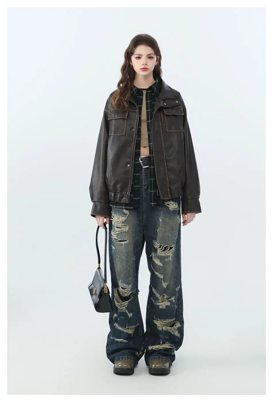 Dunkelbraune Biker-Bomberjacke aus Kunstleder mit Utility-Taschen mit Klappe und Knopfverschluss.