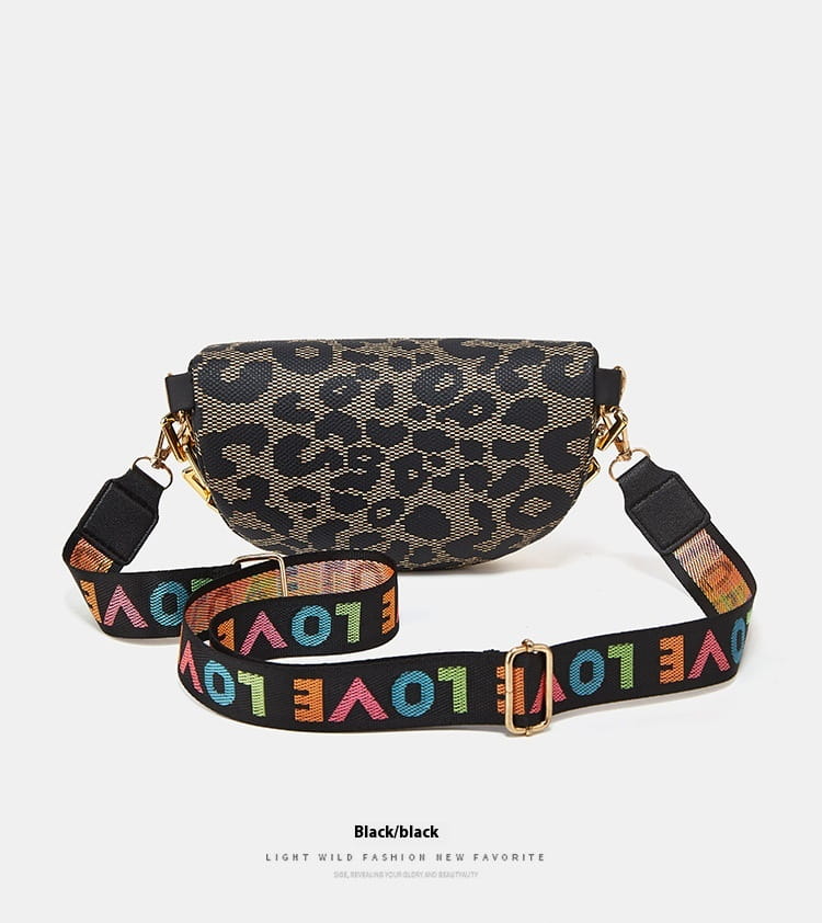 Schwarze Gürteltasche mit Leopardenprint und Kettenträger für Damen mit einem farbenfrohen Love-Riemen im Crossbody-Stil.