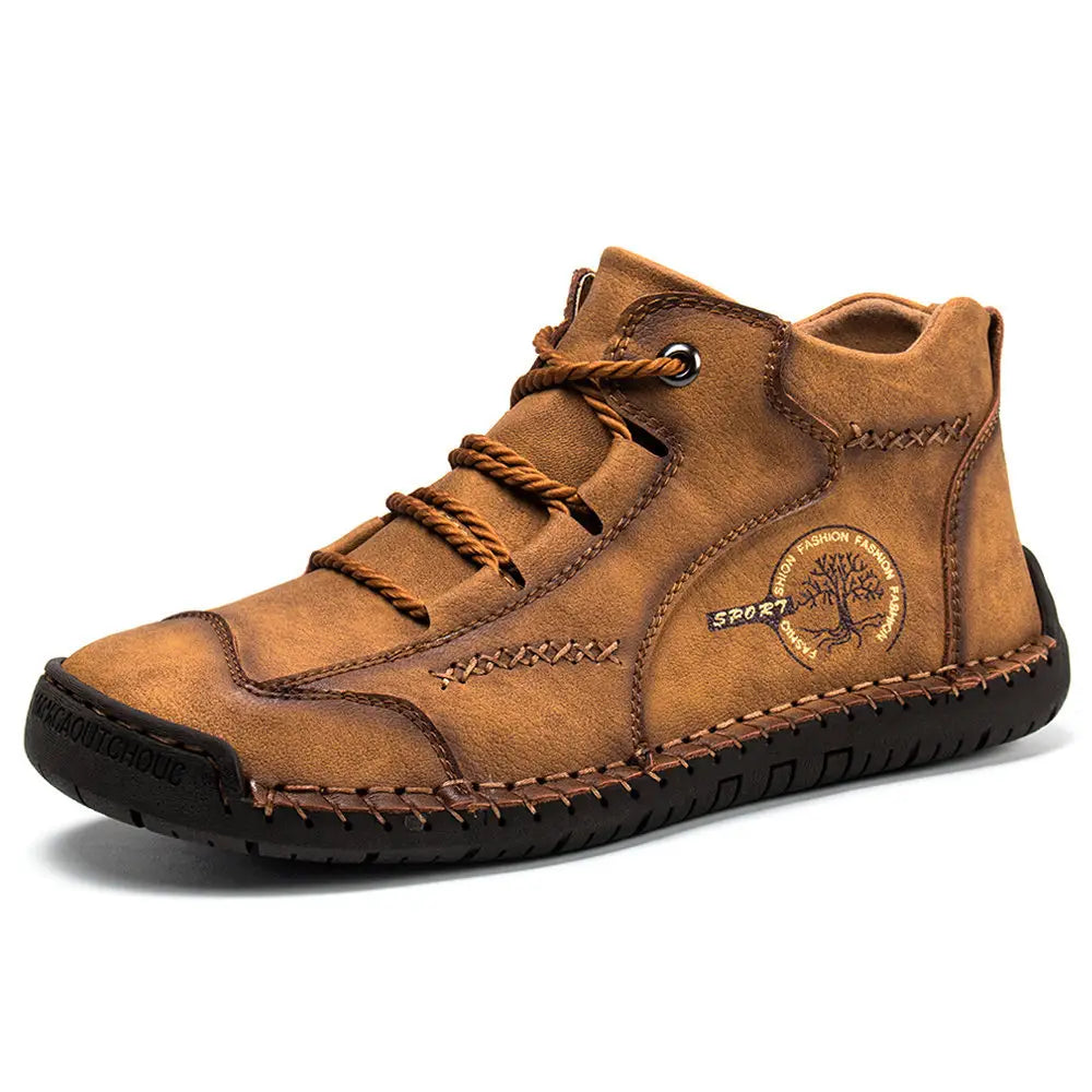 Tennis-Sneaker aus hellem Leder im High-Top-Stil mit braunen Schnürsenkeln, schwarzer Gummisohle, sichtbarer Ziernaht und besticktem Baumlogo an der Seite.