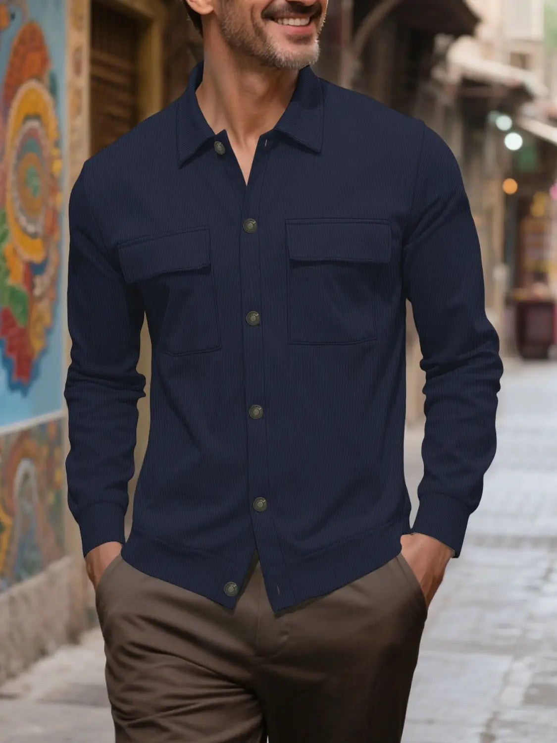 Herren-Cordhemd-Pinstripe-Brusttaschenmantel in marineblauem, geripptem Strick mit zwei Brusttaschen und dunkelgrünen Knöpfen.