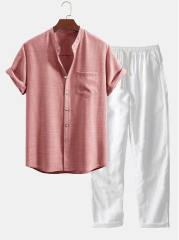 Ensemble chemise pour homme à manches courtes et pantalon comprenant une chemise rose à manches courtes boutonnée, avec un motif quadrillé discret et une poche poitrine