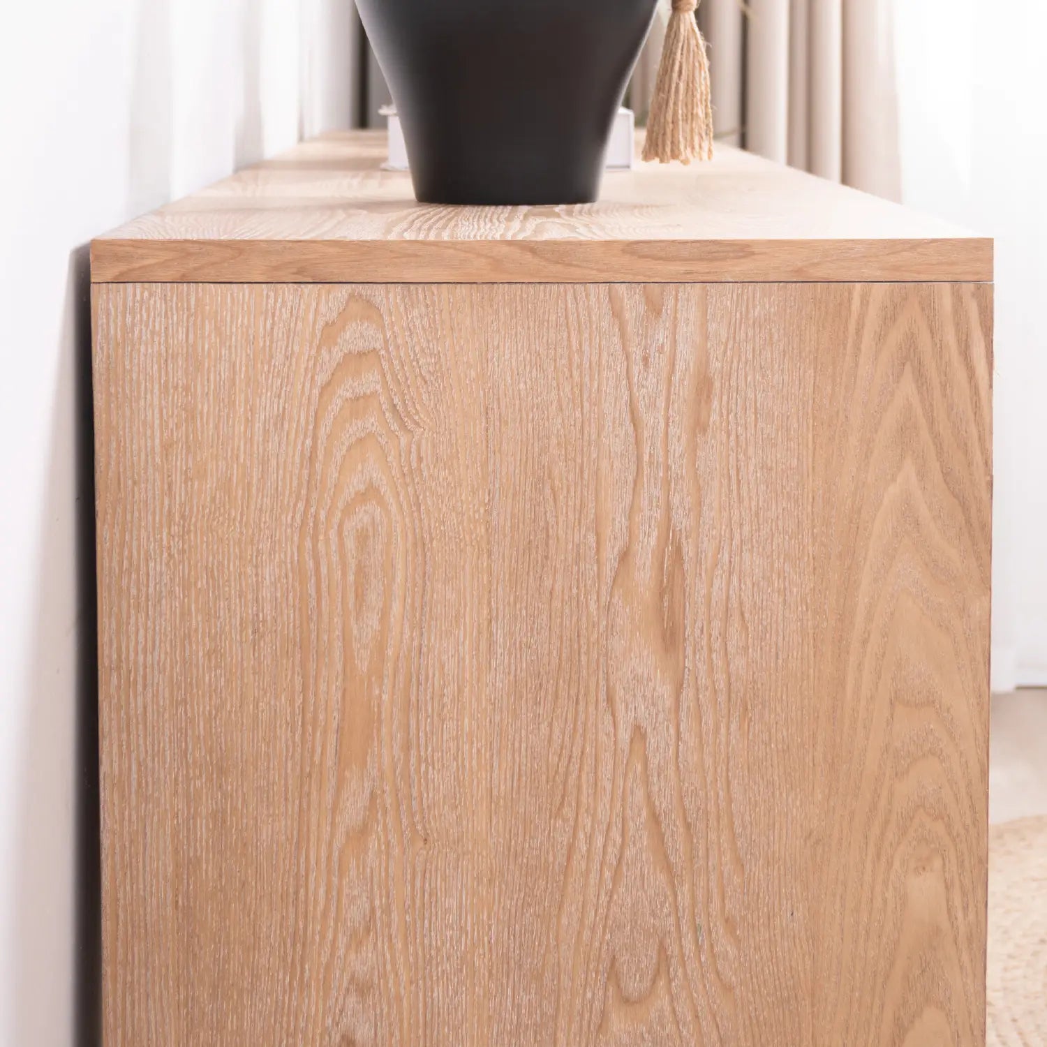 Mesa consola rústica de madera de roble claro con acentos de troncos naturales y un acabado de veta natural suave.
