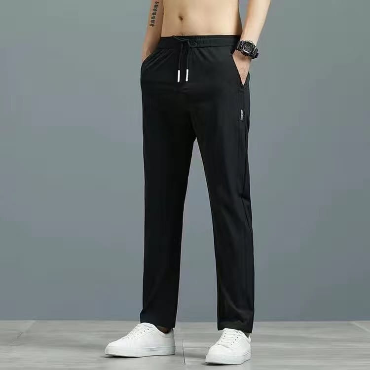 Herren-Eisskizzen-Geradebein-Athletik-Jogginghosen aus Eis-Seide in Schwarz mit Kordelbund und dezenten Seitentaschen mit schlankem, modernem Design.
