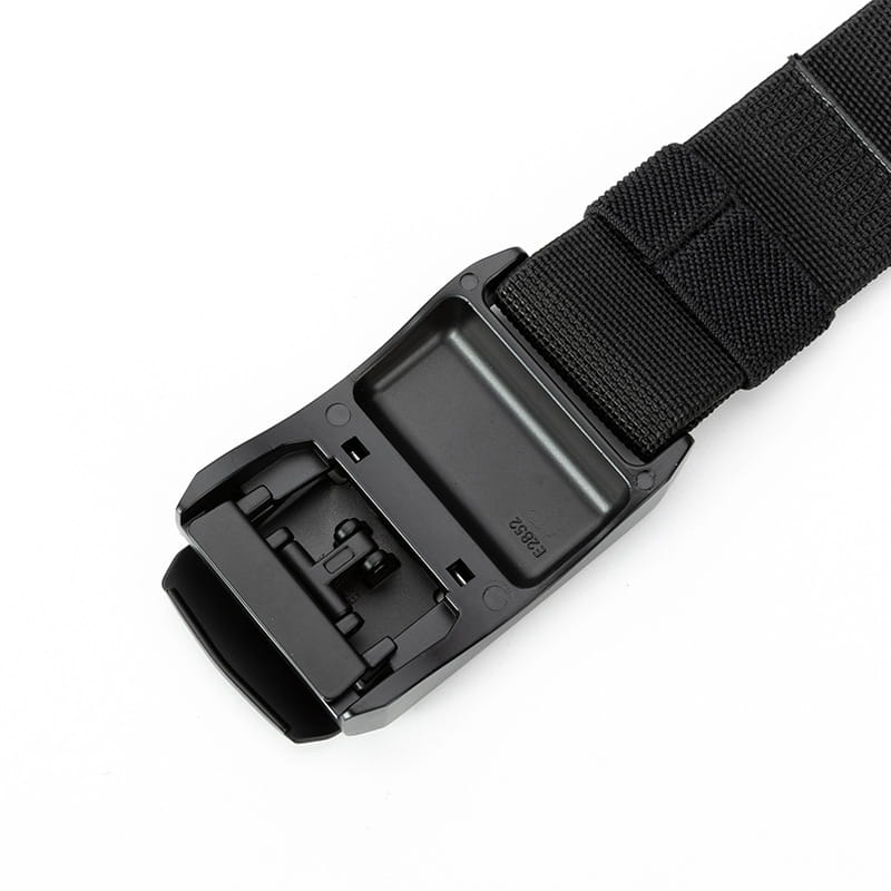 Ceinture tissée extensible tactique noire avec boucle automatique en plastique à finition mate et sangle en nylon, conçue pour la durabilité et la souplesse.