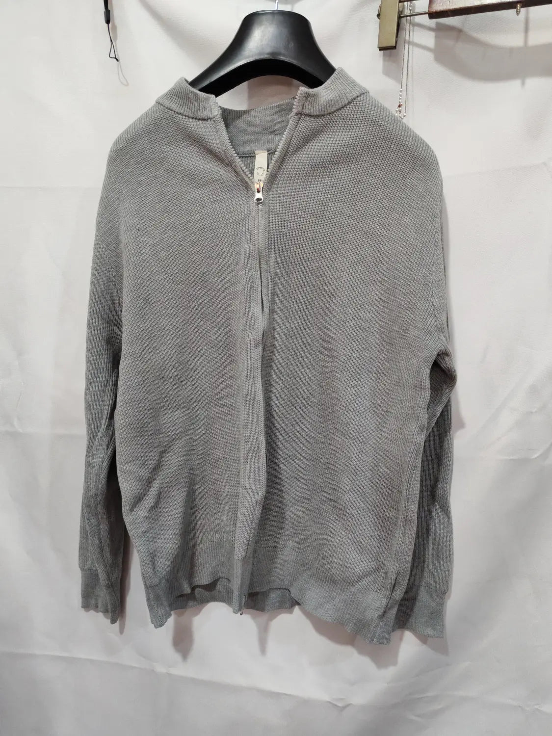 Herren-Slim-Fit-Strickcardigan mit Reißverschluss in grauem meliertem Strick mit gerippten Bündchen und Saum.