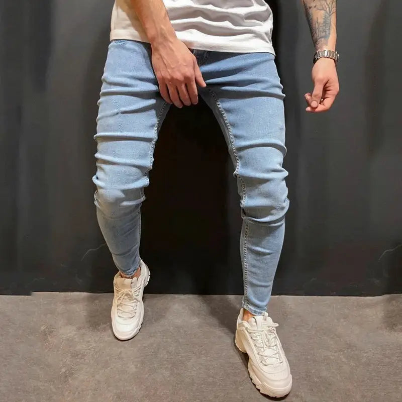 Les jeans en denim délavé clair à coupe slim, effet vieilli, présentent une coupe slim et des détails de patine subtils.