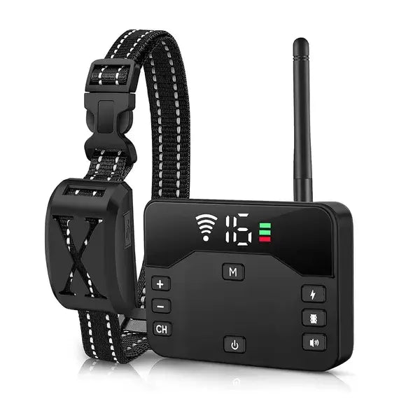Ensemble noir de système de confinement sans fil pour chien et collier de dressage avec télécommande, affichage numérique indiquant le canal 16, indicateur du niveau de batterie, symbole Wi-Fi et boutons de sélection du mode.