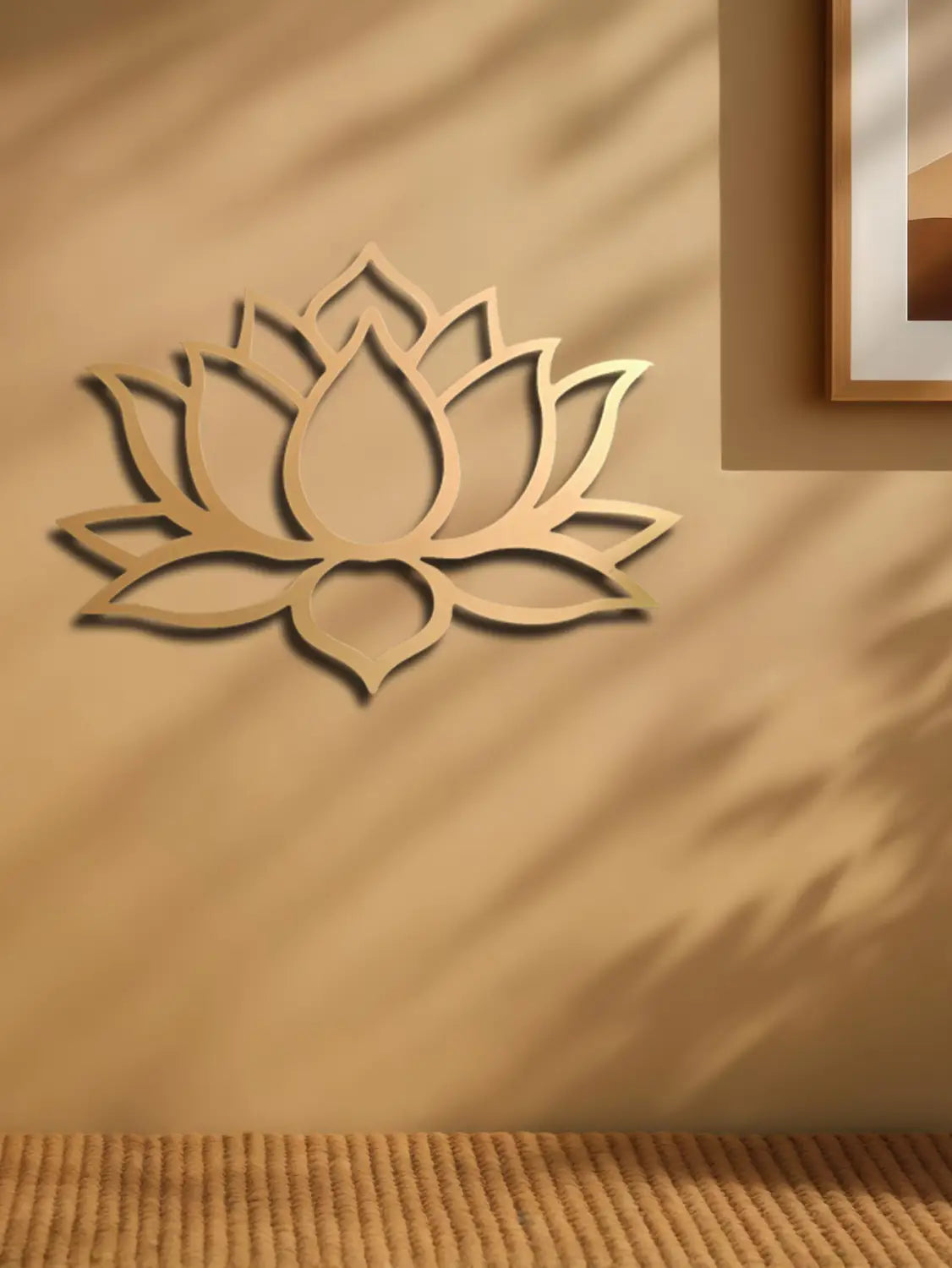 Ein minimalistisches Wandkunst-Exemplar aus goldfarbenem Metall mit Lotus-Motiv, mit einem eleganten Aussparungsdesign für eine moderne Einrichtung.
