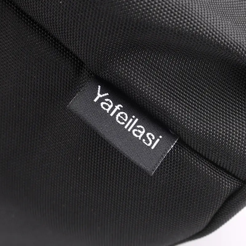 Schwarzer, strukturierter wasserabweisender Oxford-Gewebe-Stoff für eine Herren-Minimalist-Crossbody-Brusttasche mit einem kleinen schwarzen Label mit weißem Text „yafeilasi“.