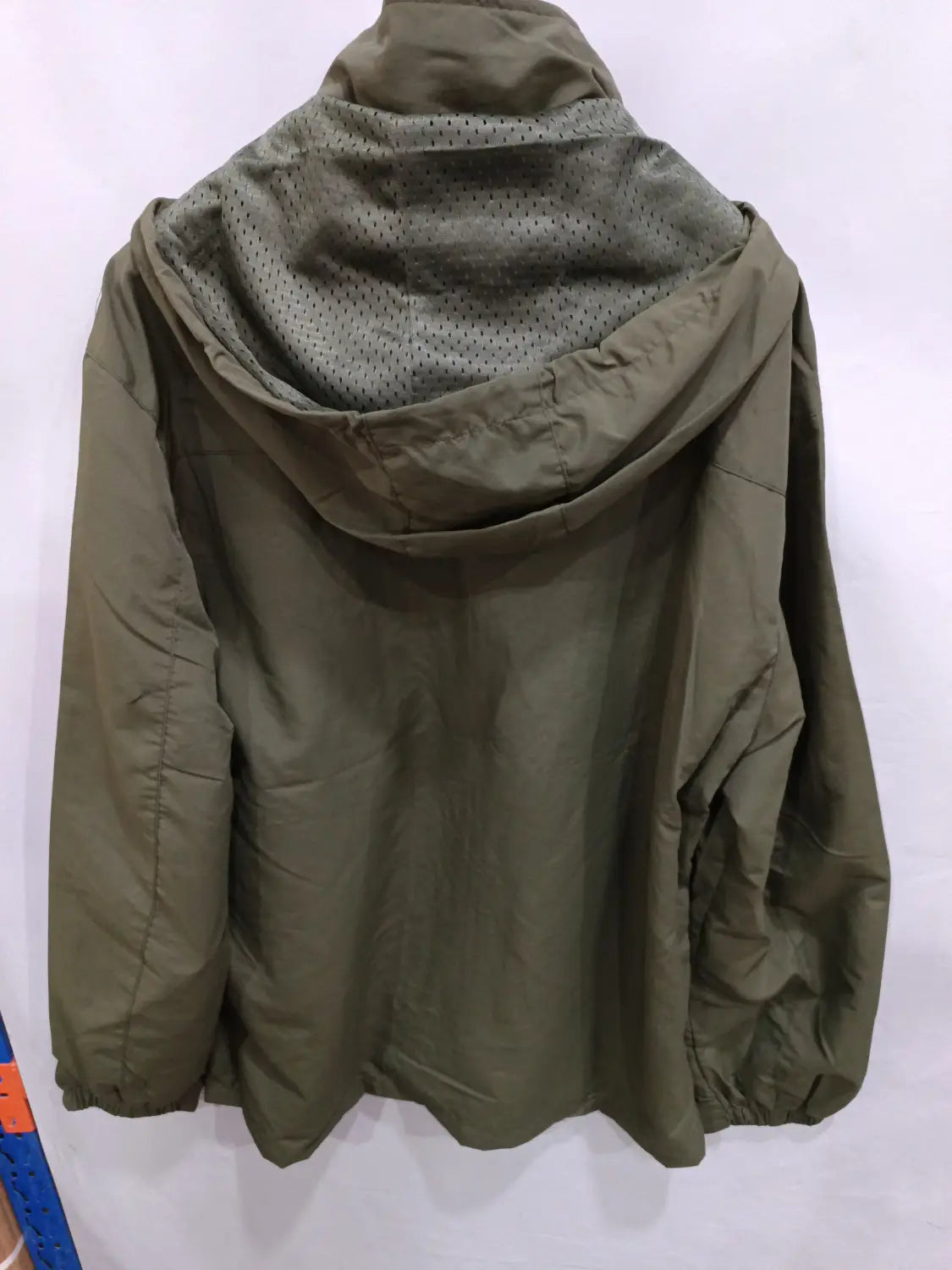 Chaqueta de senderismo con capucha impermeable color verde oliva, con un forro interior perforado para mejorar la transpirabilidad.
