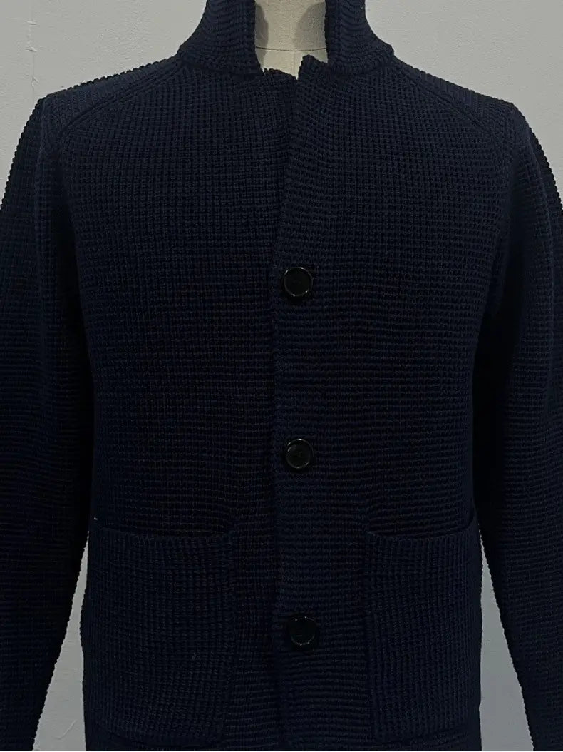 Pull-over en cardigan tricoté pour homme à col montant, en maille côtelée bleu marine foncé, avec trois boutons noirs et un col montant.