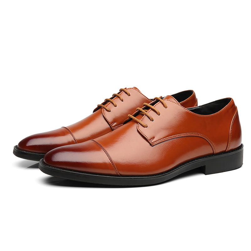 Herren-Businessschuhe im britischen Stil mit spitz zulaufender Zehenpartie aus Kunstleder, poliertes Braun mit Kappenzehen-Design, passenden Schnürsenkeln und schwarzen Sohlen.
