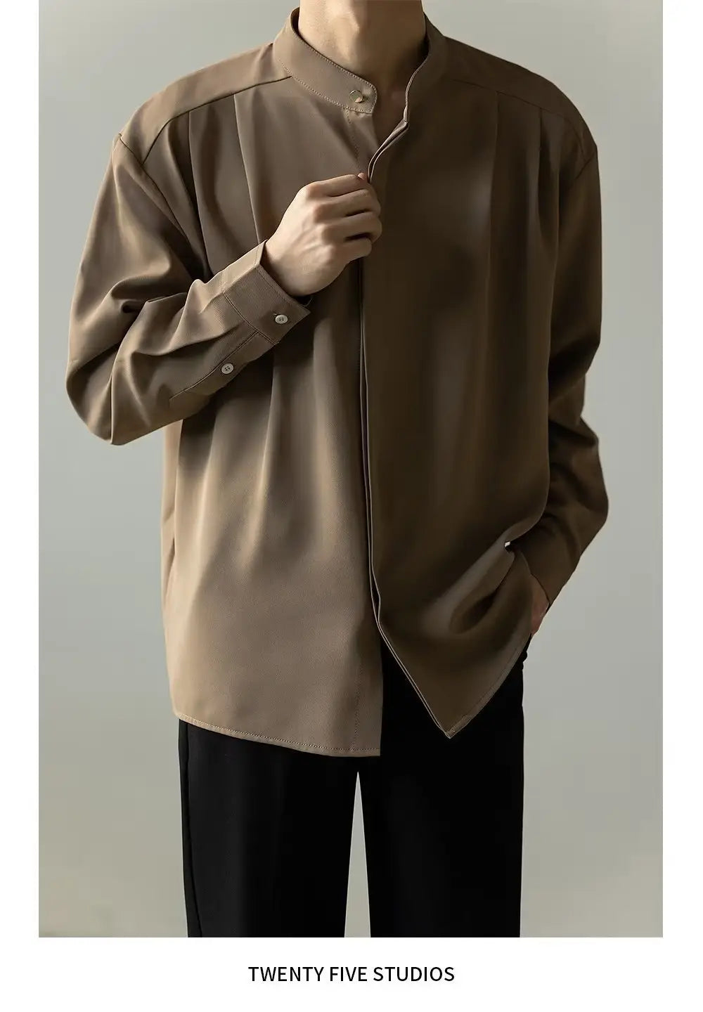 Chemise plissée pour homme à col montant bicolore marron élégant, avec un col mandarin et des manches longues.
