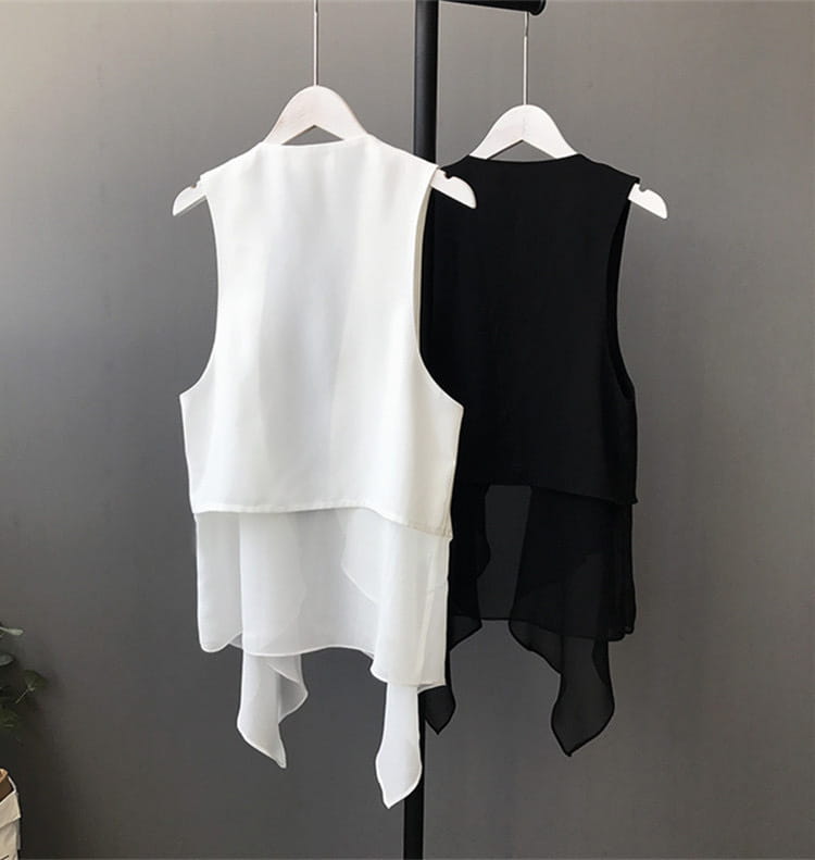 Weiße und schwarze transparente Chiffon-Lagenröcke mit asymmetrischer Passform, ärmellos, auf weißen Bügeln hängend
