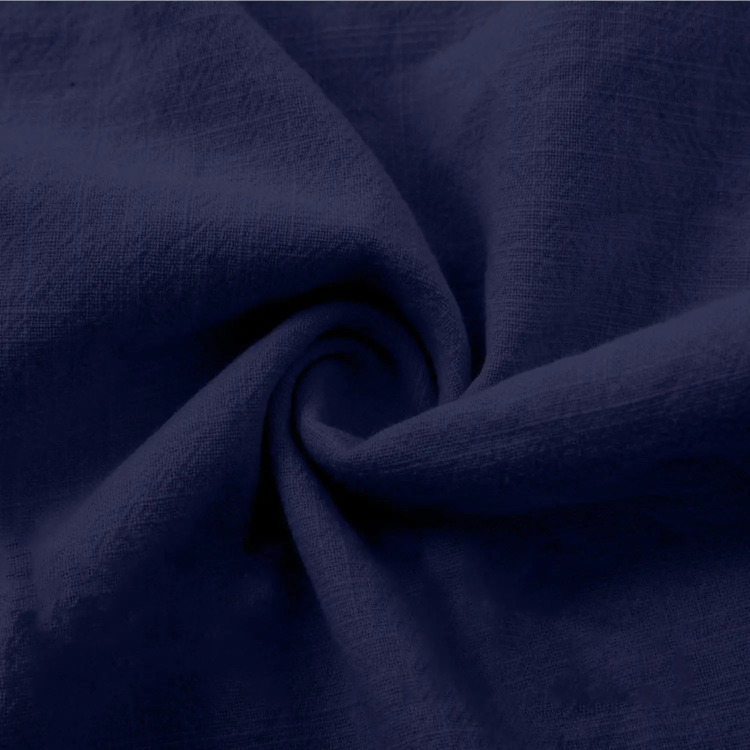 tissu en coton lin bleu marine foncé, avec un tissage texturé doux, présenté sur un pantalon capri à jambe large.