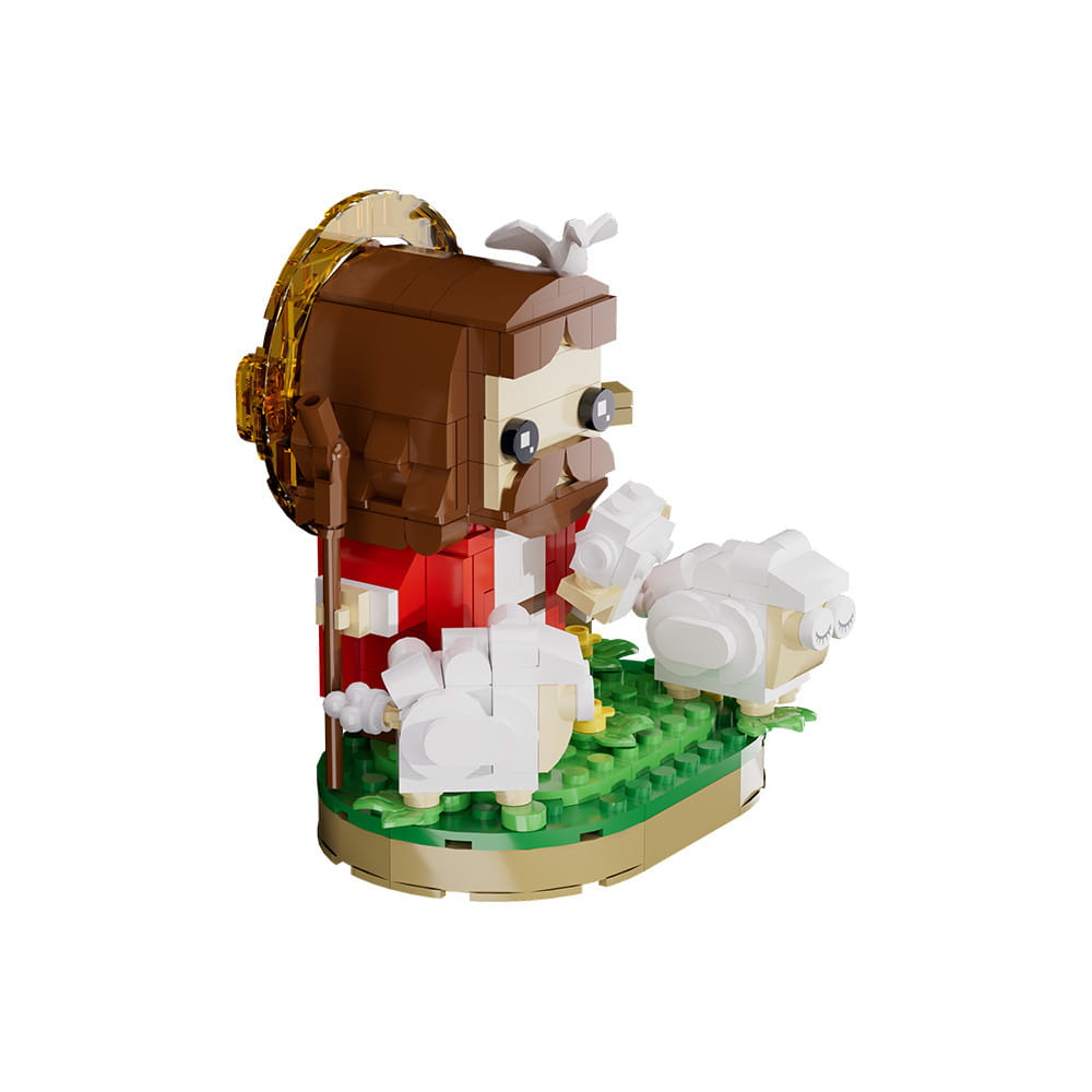 Un personnage Lego à la barbe et aux cheveux bruns, portant une robe rouge avec des moutons blancs sur une base verte d’herbe, provenant du modèle de blocs de construction Jésus berger avec moutons.