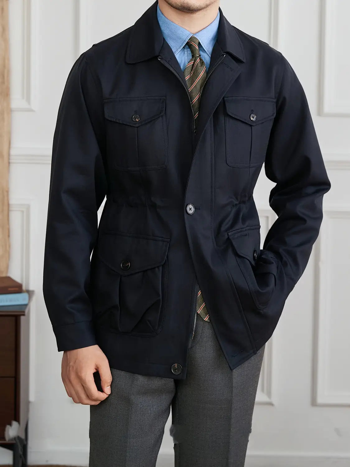 Herren-Lyocell-Mischung Utility-Safarijacke in Dunkelnavyblau mit zwei Brusttaschen, zwei großen unteren Klappentaschen, klassischem Kragen und Knopflösung.