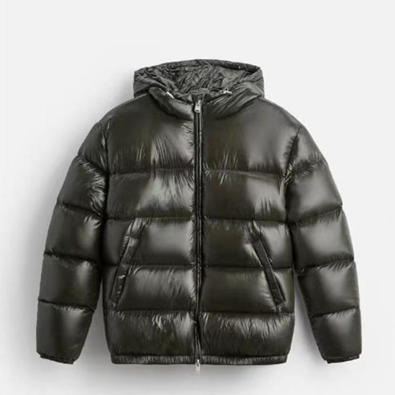 Dunkelgrüne glänzende wattierte Kapuzen-Steppjacke mit Frontreißverschluss und glänzender Oberfläche.