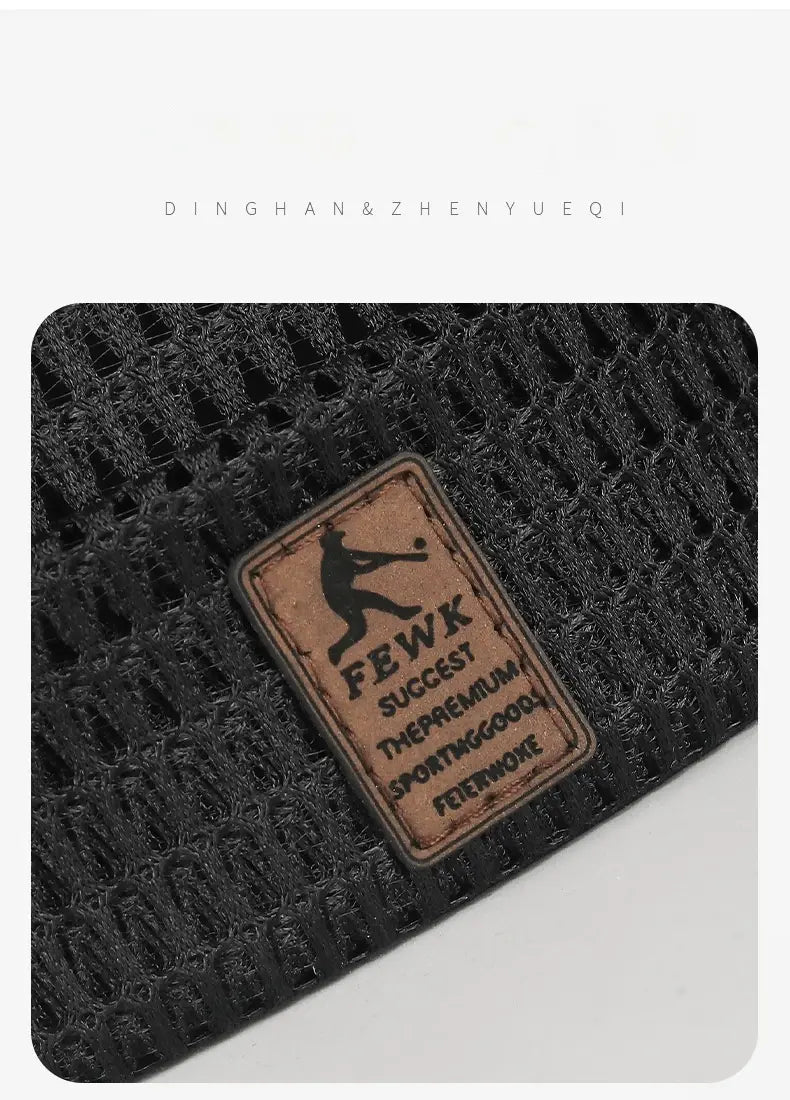 Gorro tipo beanie de malla negra con placa de cuero marrón que presenta el logotipo fewk, complementario de la colección de gorra tipo baseball de malla gris claro para mujer de verano.