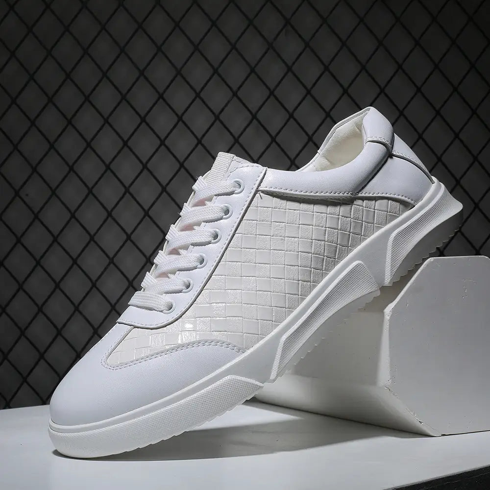 Zapatilla casual de cuero tejido para hombre en blanco y negro con panel lateral blanco de textura tejida, detalles de cuero liso, cordones blancos y una suela robusta.