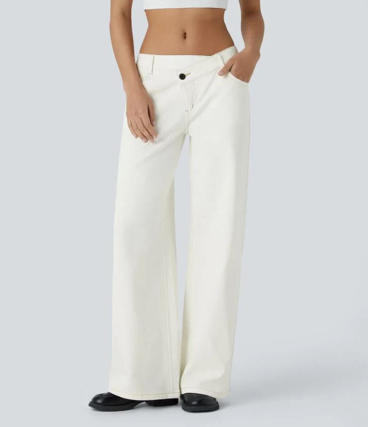 Jean en denim taille haute et coupe droite de couleur crème, avec un design à jambe large et une fermeture à boutons noirs, dans un style minimaliste.