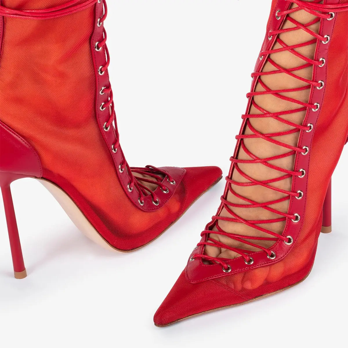 Des bottines à cheville rouges vives à lacets, avec une finition satinée brillante et des talons hauts fins, présentent un design à bout pointu adapté aux occasions élégantes.
