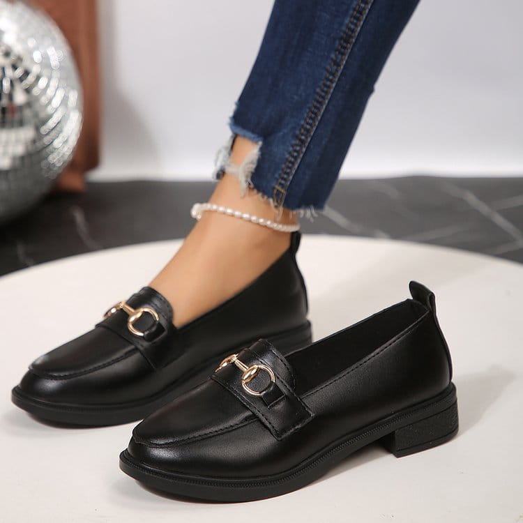 Schwarze Lederloafer für Damen mit goldfarbenem Pferdebit-Detailing und niedrigem Blockabsatz.