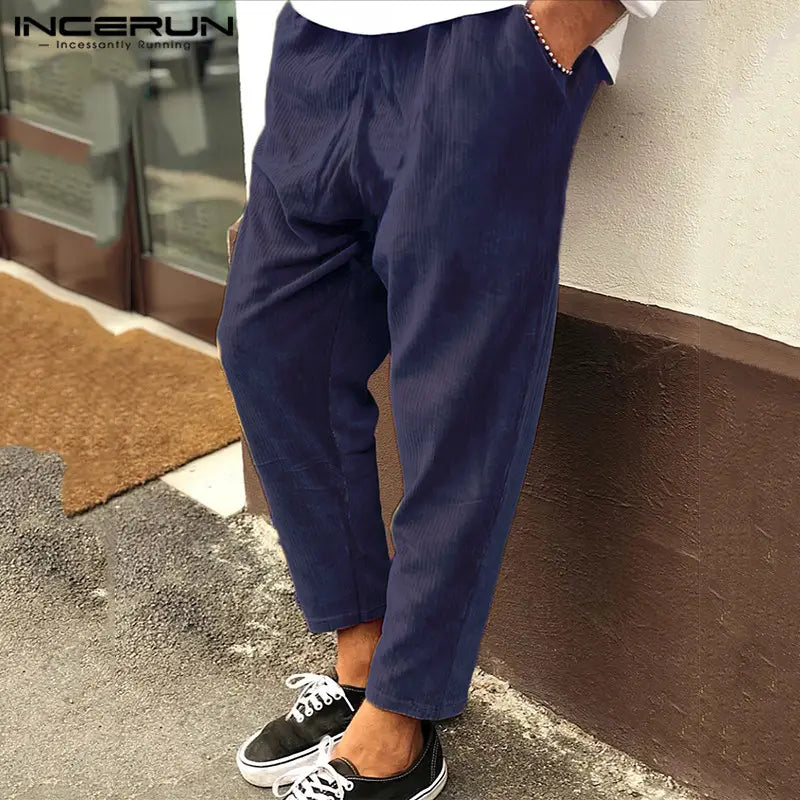 Herren-Cord-Jogginghose in lockerer Passform in Navyblau-Leinen mit zulaufender Passform und dezenten vertikalen Falten.