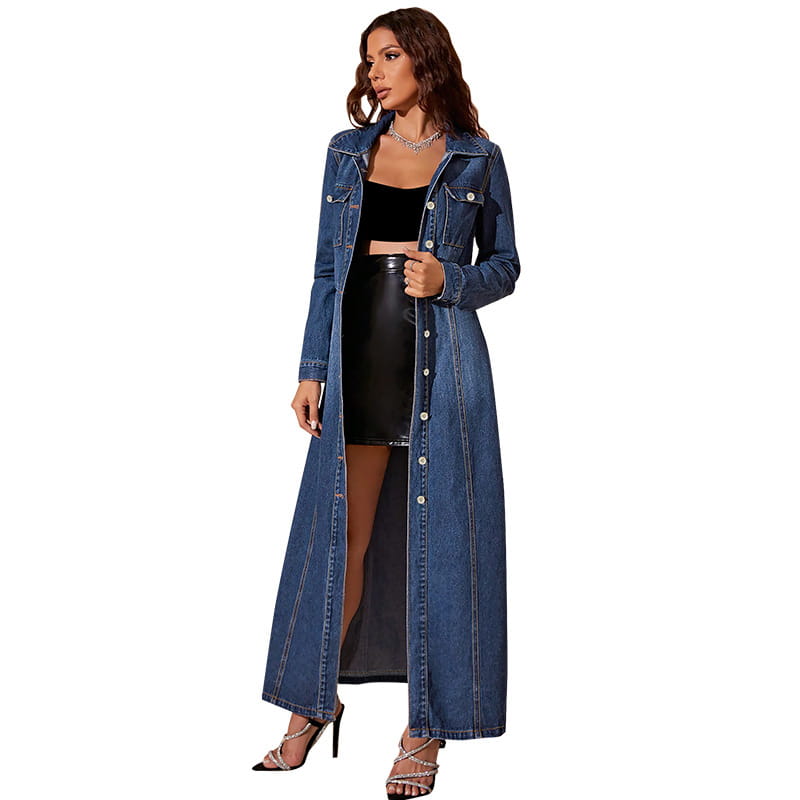 Ein langärmeliges Maxi-Cardigan-Kleid aus Denim mit Knopfleiste vorne in dunkelblau, mit Knopfleisten-Design und seitlichen Schlitzen.
