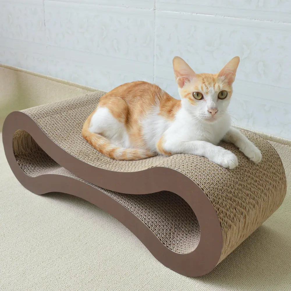 Gebogenes braunes Karton-Kratzbrett für Katzen mit strukturierter Oberfläche und eleganter, moderner Gestaltung für die Nutzung bei Haustieren im Produkt „gebogenes, gewelltes, modernes Holz-Kratzpad“.